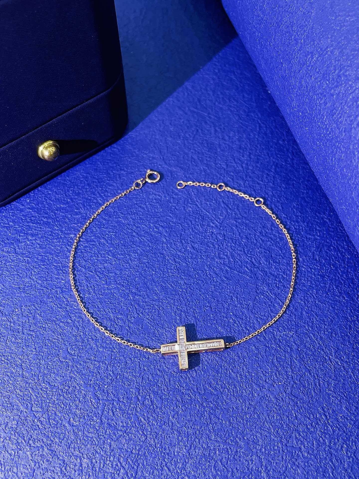 18K Gold Diamond Bracelet Cross