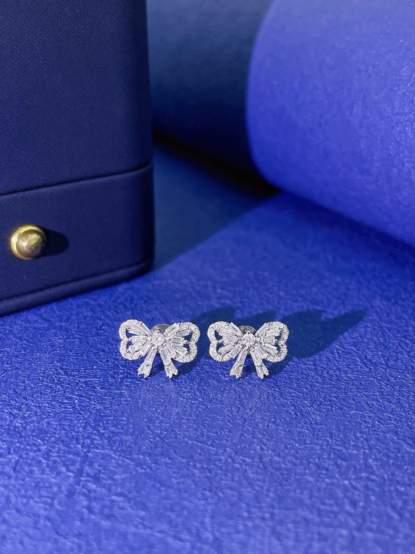 18K Diamond Ribbon Earring