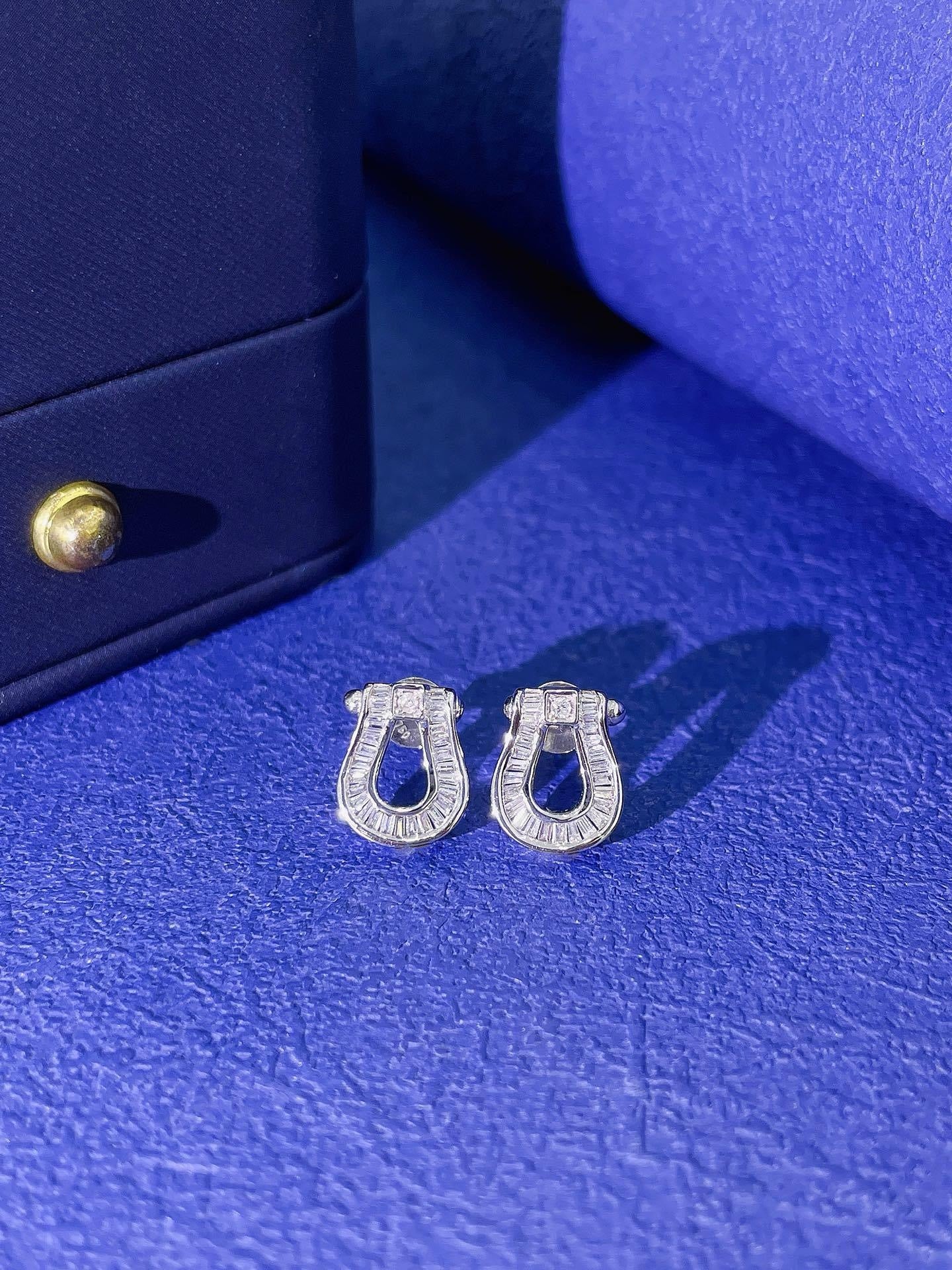 18K Diamond U Shape Earring