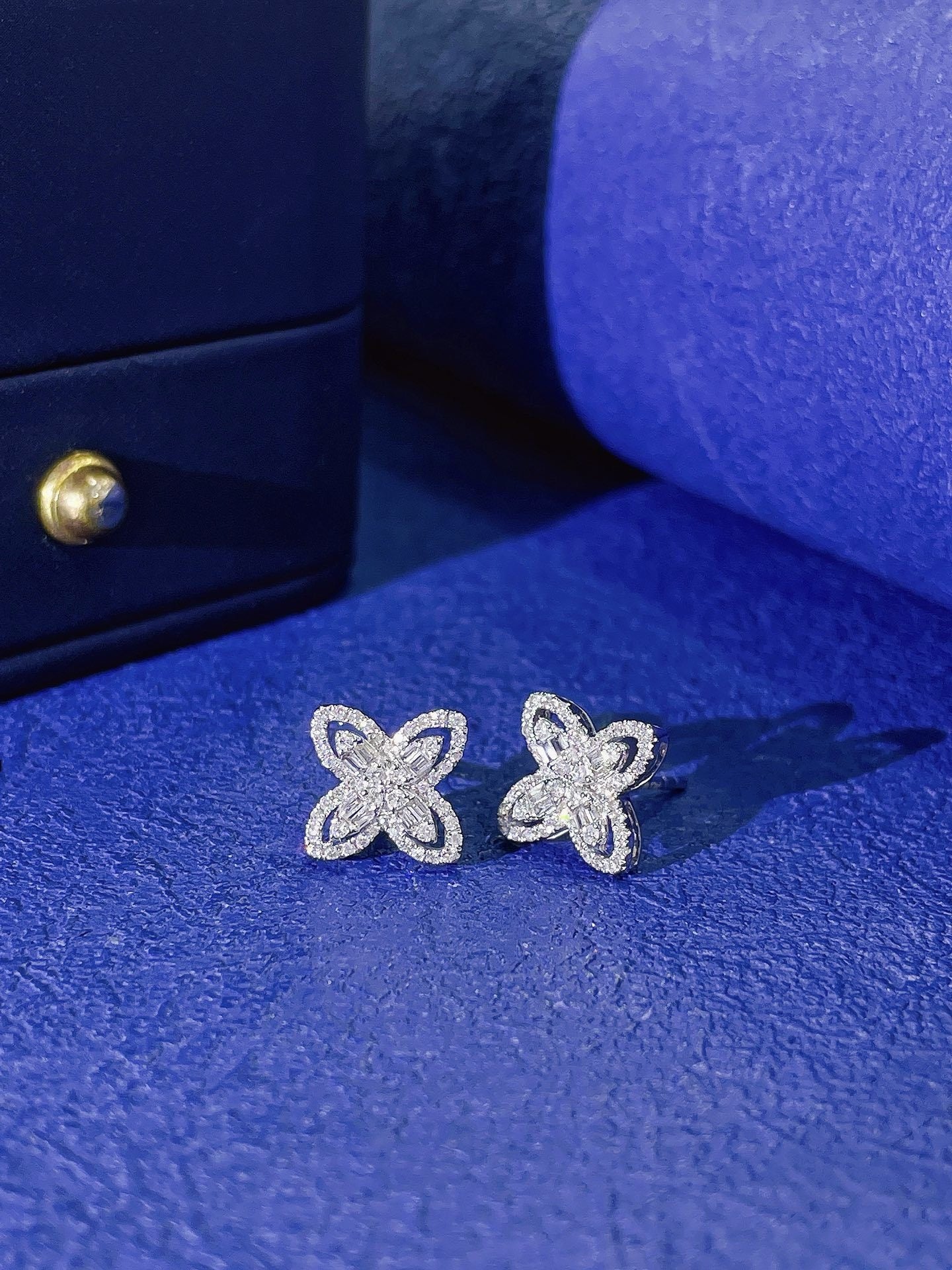 18K Diamond Earring Four Leaf Flower