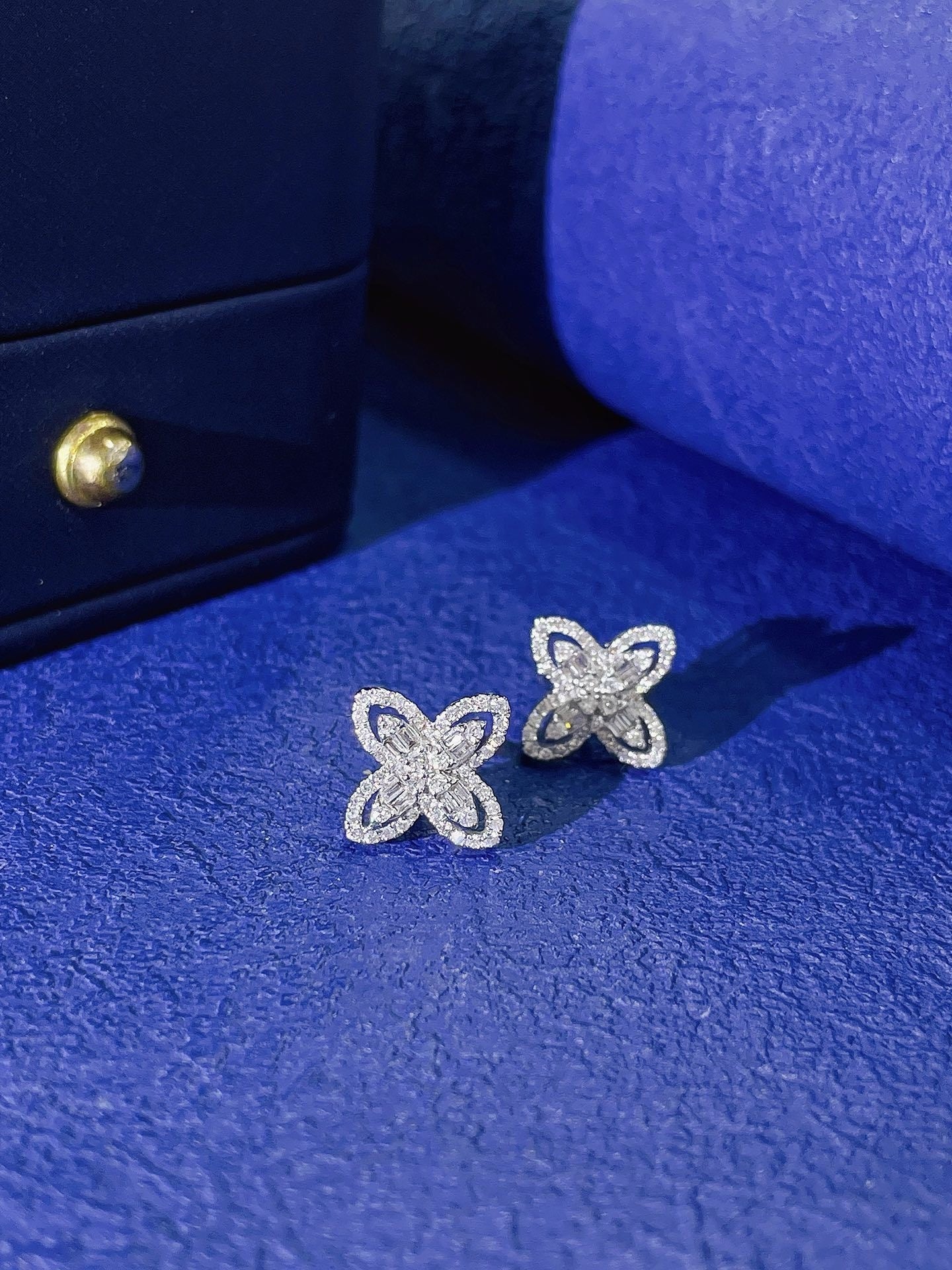 18K Diamond Earring Four Leaf Flower