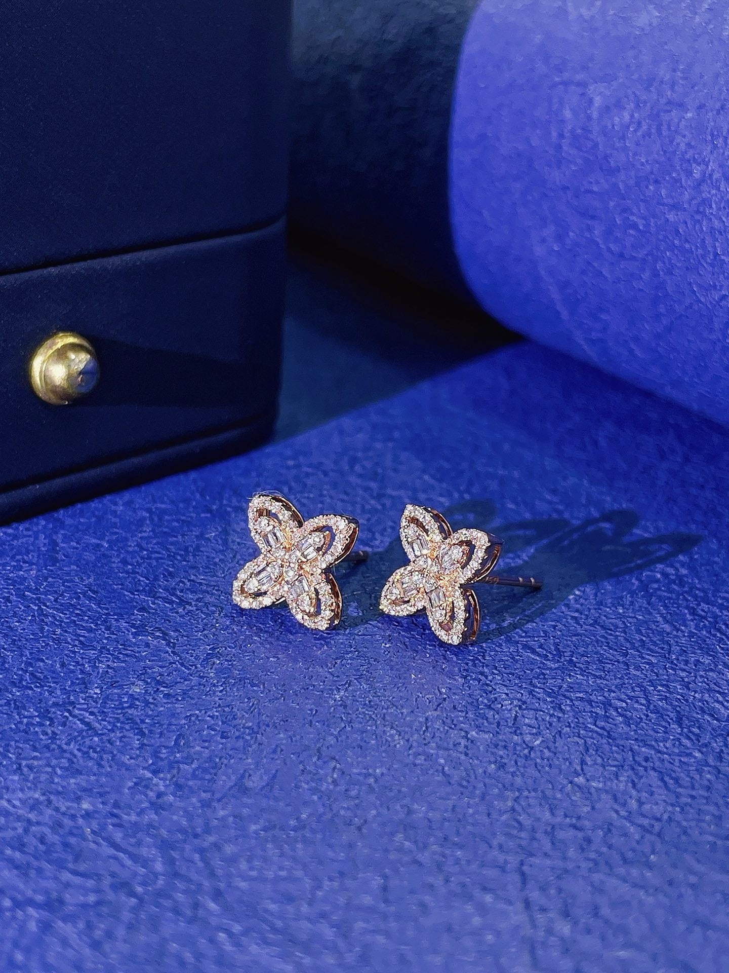 18K Diamond Earring Four Leaf Flower