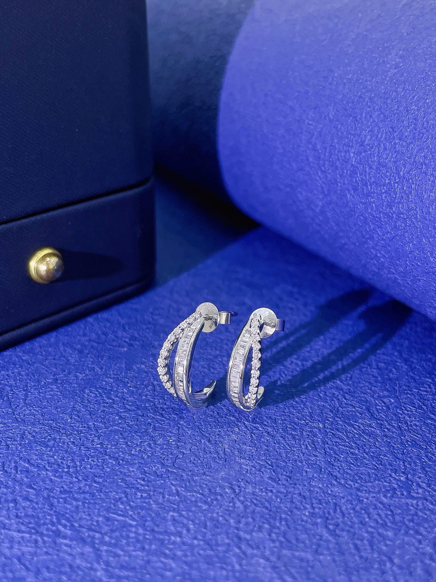 18K Diamond Loop Earring